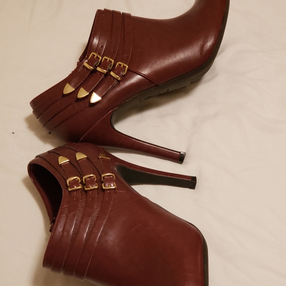 Size 11 burgandy booties - Picture 2 of 3